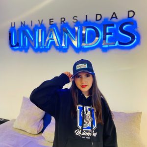GORRA DE AUTOMÓVILISMO AZUL CON BLANCO