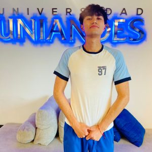 CAMISETA BLANCA CON CUELLO AZUL