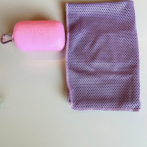 ESTUCHE PORTATIL CON TOALLA ROSADO